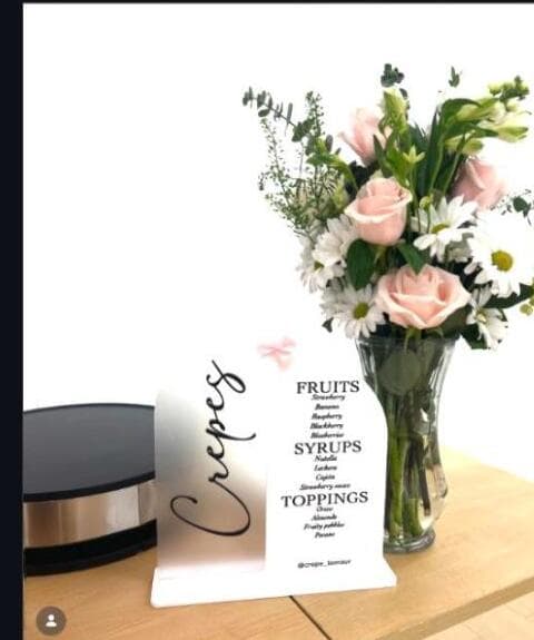 Pink bow crepe menu with flowers at a party