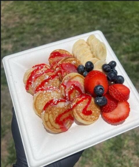 Buttermilk mini pancakes with fresh berries